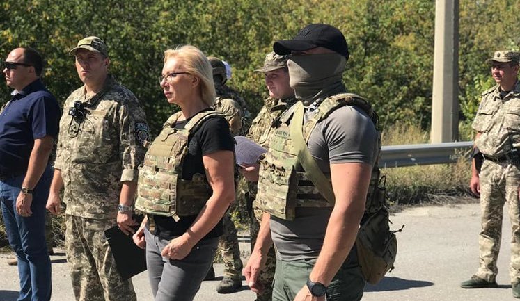 Терористи "ЛНР" передали українській стороні 54 громадян, які перебували у в'язницях ОРЛО, - Денісова. ФОТОрепортаж