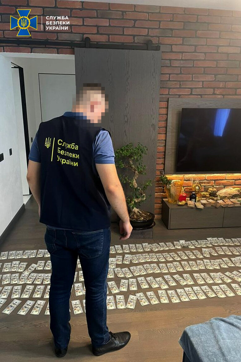 Чиновниця Львівської міськради із спільниками підозрюється у нелегальному переправленні призовників за кордон. Вилучено 8 млн грн, - СБУ 04