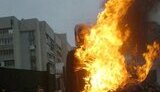 Крымские студенты сожгли чучело Саакашвили. Почему-то перед генконсульством России. ФОТОрепортаж.
