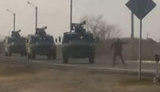 Чоловік голіруч намагається зупинити російську військову техніку. ВIДЕО