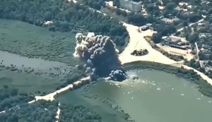 Українські воїни авіаударом знищили міст через річку Карачокрак у тимчасово окупованій Василівці на Запоріжжі. ВIДЕО безпілотника