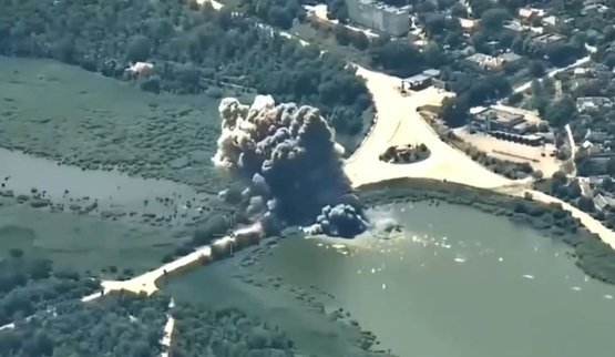 Українські воїни авіаударом знищили міст через річку Карачокрак у тимчасово окупованій Василівці на Запоріжжі. ВIДЕО безпілотника
