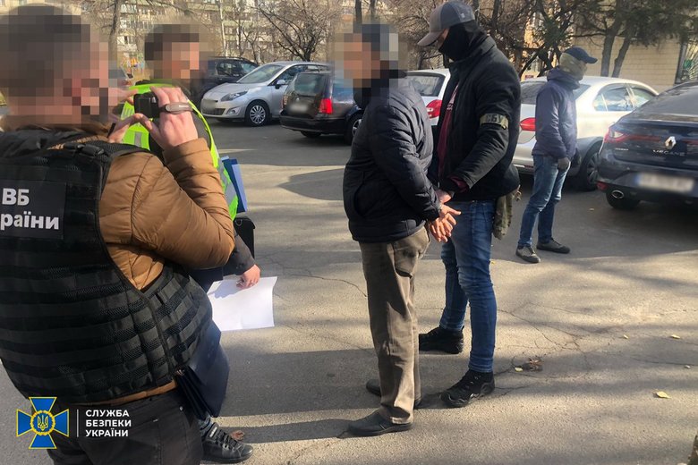 СБУ задержала мошенников, выдававших себя за офицеров спецслужбы и шантажировавших иностранцев 02