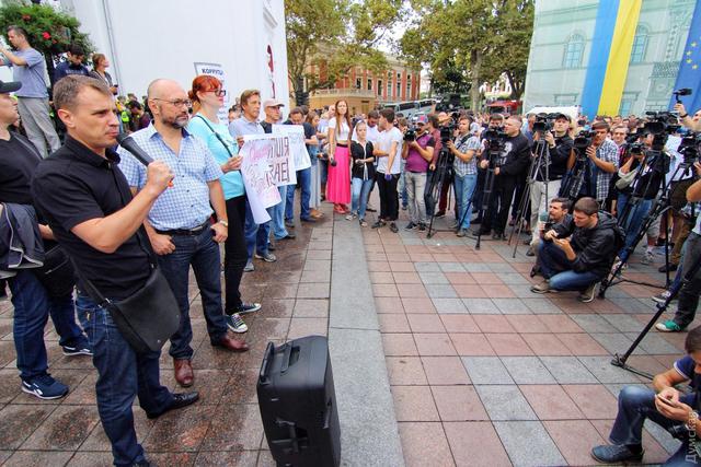 Трагедия в лагере Виктория: под зданием Одесской мэрии произошла серия потасовок, задержаны несколько активистов 02