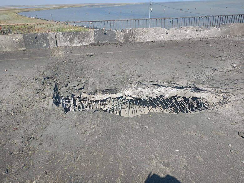 Окупанти повідомляють про прильоти по мостах у Чонгарі та Генічеську 02