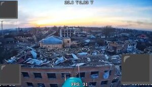 Оператор ворожого дрона фільмує знищене армією РФ російське місто Суджа. ВIДЕО