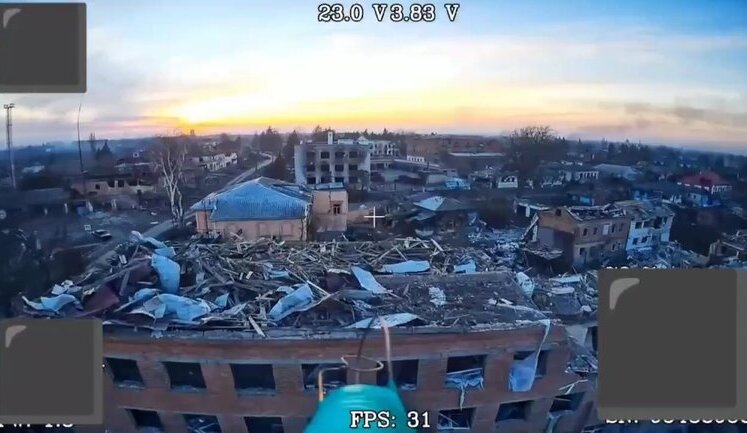 Оператор ворожого дрона фільмує знищене армією РФ російське місто Суджа. ВIДЕО