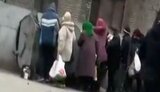 В Кривом Роге пенсионеры рылись в мусорном баке, выбирая выброшенную супермаркетом "просрочку". ВИДЕО