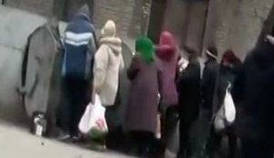 В Кривом Роге пенсионеры рылись в мусорном баке, выбирая выброшенную супермаркетом "просрочку". ВИДЕО
