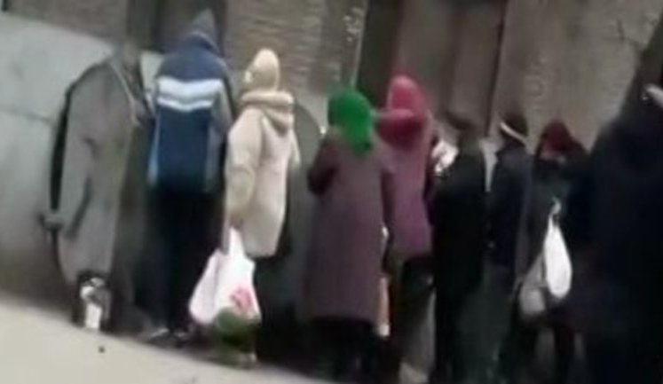 В Кривом Роге пенсионеры рылись в мусорном баке, выбирая выброшенную супермаркетом "просрочку". ВИДЕО