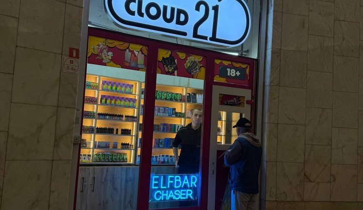 Кіоск з нелегальними електронними сигаретами відкрили прямо на станції столичного метро. ФОТОрепортаж