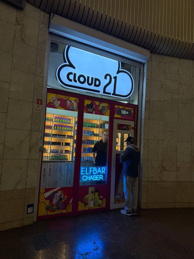 У метро Києва знайшли кіоск з нелегальними електронними сигаретами