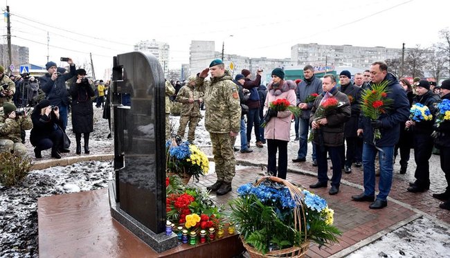 Бойцы 503 отдельного батальона морской пехоты почтили память мариупольцев, погибших 4 года назад под Градами наемников РФ 01