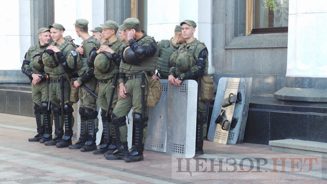 Президент обіцяв, - Нацкорпус пікетує Раду з вимогою спрощення процедури отримання громадянства учасниками АТО 03