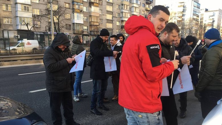 Таксисти протестують у Києві: вимагають у компаній-агрегаторів підвищити мінімальні тарифи та зменшити розмір комісії за свої послуги 02