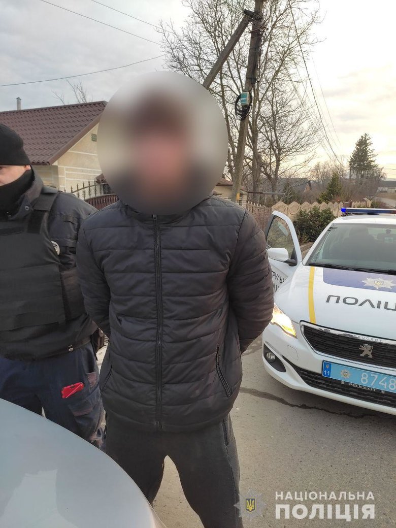 Поліція за 20 хвилин затримала чоловіка, який влаштував стрілянину у Чернівцях 02