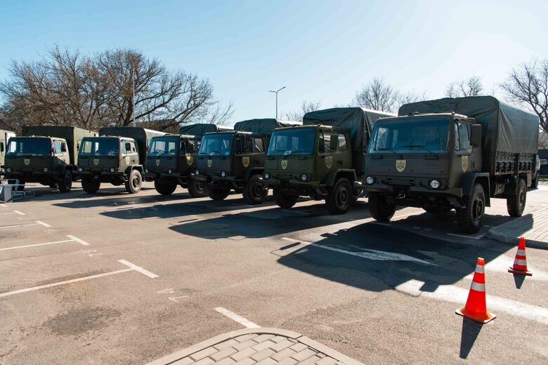 Подразделения ВСУ на фронте получат 15 оборудованных грузовиков DAF 04
