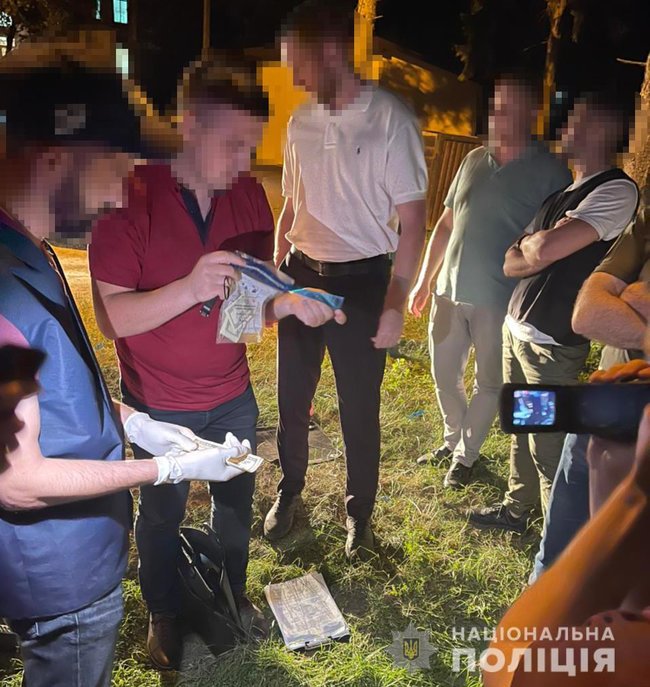 Замкомиссара одного из военкоматов на Тернопольщине попался на взятке в $1,6 тыс.: обещал призывнику помочь с документами о непригодности 02