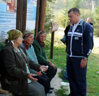 Нардеп Игорь Плохой беседует с местными жителями