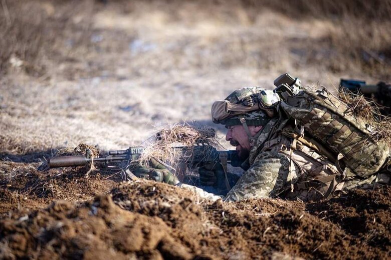 Український воїн на бойовій позиції