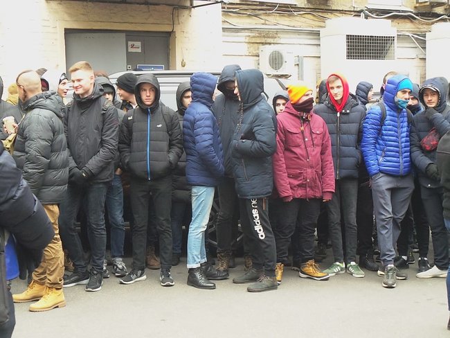 Корупціонер на смітті: под ВАКС проходит акция против Садового 03