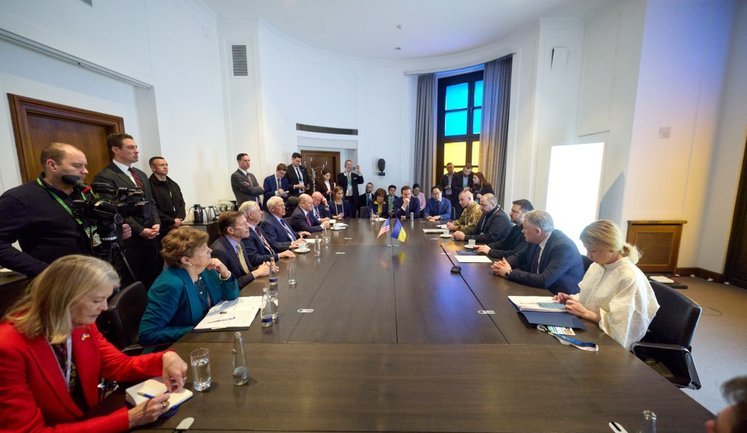 Зеленський зустрівся із сенаторами Конгресу США в Мюнхені: Говорили про тиск на РФ та гарантії безпеки для України. ВІДЕО+ФОТОрепортаж