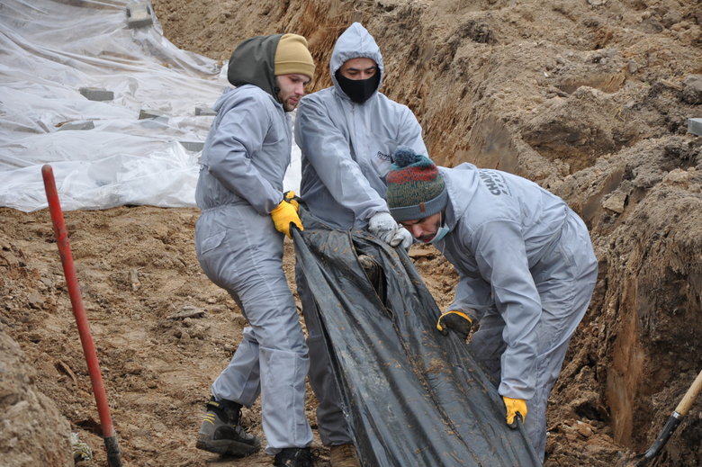 В Бучі ексгумують з братської могили тіла вбитих росіянами мирних жителів: Майже всі з вогнепальними пораненнями, деякі із завязаними руками та ногами 11