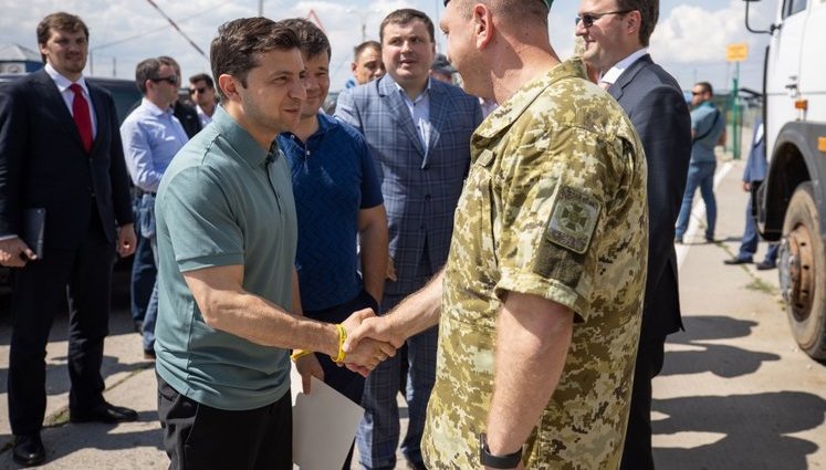 Зеленський доручив новому голові Херсонської ОДА Гусєву до 20 грудня закінчити обладнання пунктів пропуску на адмінмежі з Кримом. ФОТО