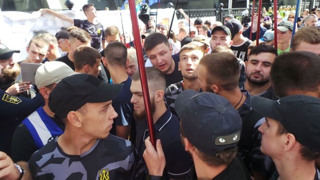 Шибениця, голова Леніна і бійки, - активісти пікетують КС з вимогою не скасовувати закон про люстрацію 16