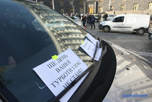 Rallies outside Cabinet: Businessmen demand quarantine easing, equal rules 01