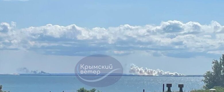 Рух Кримським мостом знову перекривали, повідомляли про 8 нових вибухів у районі Керчі (оновлено) 02