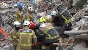 ДСНС показали болючі кадри вилучення тіла дитини з-під завалів зруйнованої багатоповерхівки в Києві. ВIДЕО