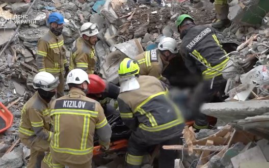 ДСНС показали болючі кадри вилучення тіла дитини з-під завалів зруйнованої багатоповерхівки в Києві. ВIДЕО