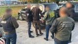 Прикордонника затримали під час одержання 1200 євро хабаря за контрабанду цигарок до Румунії, - прокуратура. ФОТО
