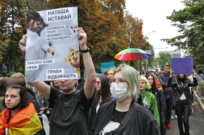 Руху ЛГБТ-маршу намагалася перешкодити жінка, яка лягла на асфальт і кричала про перетворення хлопчиків на геїв 01