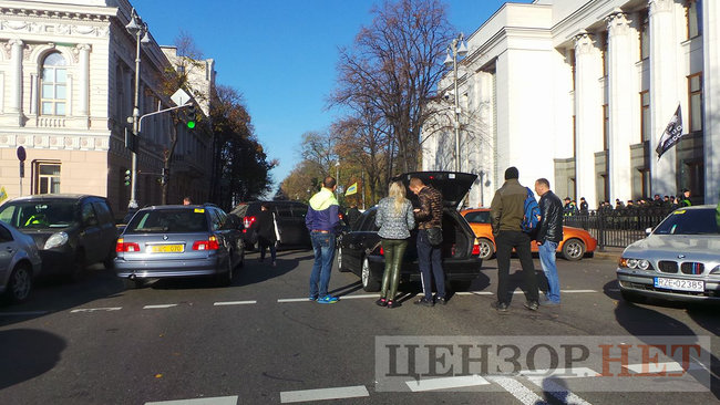 Владельцы евроблях пикетируют Раду с требованием принятия законопроектов, снижающих акциз на растаможку машин: движение по ул. Грушевского заблокировано 04