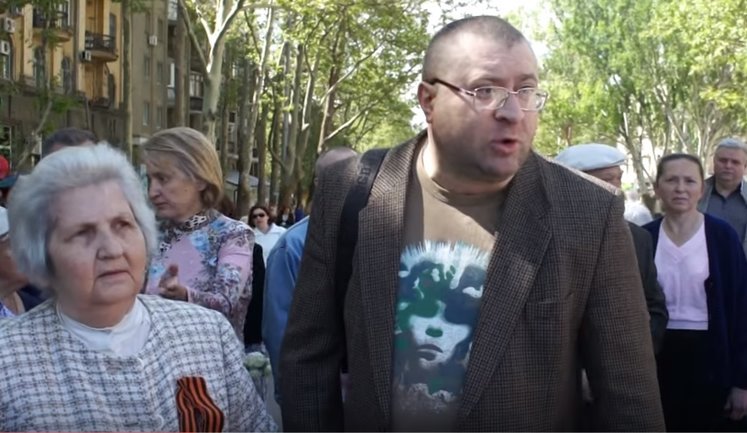 "Торкнеш її, ми тебе тут усі, б##ь, на місці вб'ємо падлюку таку!" У Миколаєві виникла сутичка через бабусю з георгіївською стрічкою. ВIДЕО