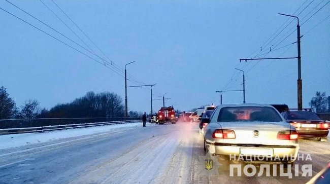 Двоє людей загинули, шестеро - госпіталізовані внаслідок ДТП в Івано-Франківській області, - поліція 02
