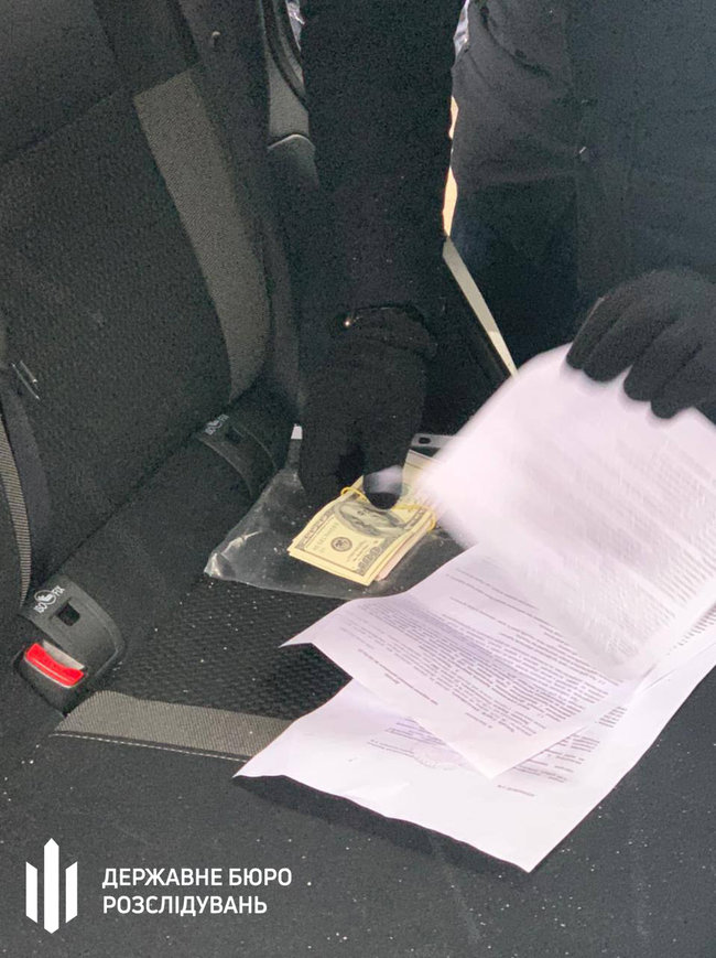 Полицейская и адвокат вымогали $5 тыс. за закрытие уголовного производства на Днепропетровщине, - ГБР 03