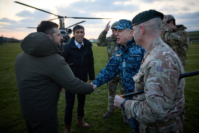 Zelenskyi and Sunak visit Ukrainian military training to drive Challenger 2 tanks 01
