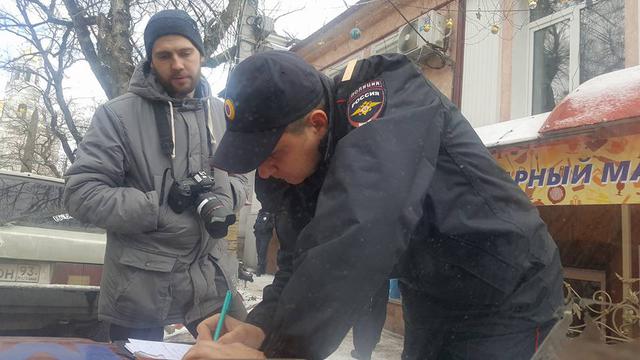 Ukrainian journalists apprehended in occupied Crimea 01 Ukrainian journalists apprehended in occupied Crimea 01