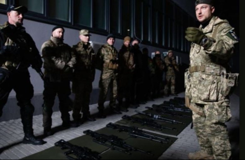 Завод Кузня на Рибальському передав батальйону тероборони Києва партію нових кулеметів ПКМ 04