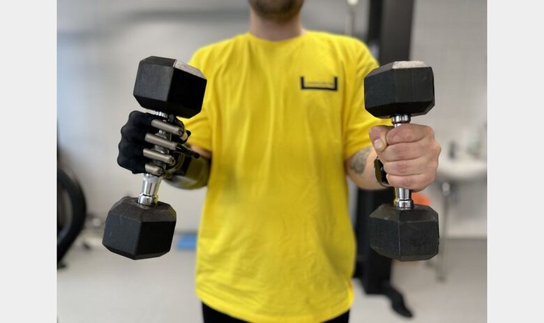 Захисник України Шикун, який отримав біонічний протез руки, планує повернутися на фронт 02