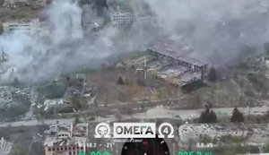 Спецназовцы "Омеги" на бронетранспортере М113 прорвались в здание с рашистами в Торецке, заминировали его и подорвали. ВИДЕО