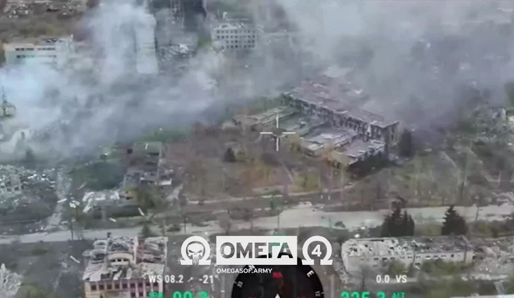 Спецназовцы "Омеги" на бронетранспортере М113 прорвались в здание с рашистами в Торецке, заминировали его и подорвали. ВИДЕО