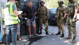 Поліція затримала нападників на квартиру матері військовослужбовця ЗСУ в Харківській області. ФОТОрепортаж