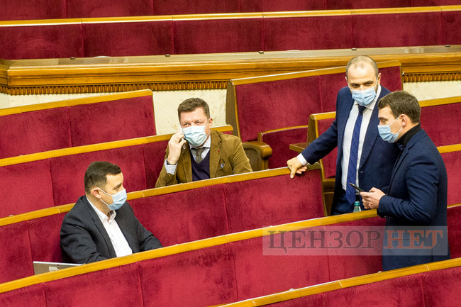 Мисягін у кріслі прем’єра, Яценко і Качура за колоною, краплі Кабанова і поцілунок слуг народу Марченко і Стефанчука, - робота ВР 18 грудня 05