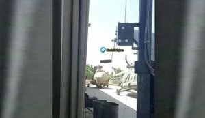Талибы осматривают брошенные афганской армией в Кандагаре вертолеты UH-60A и Ми-17. ВИДЕО