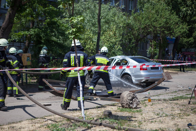 Автомобиль врезался в остановку в Днепре - погибла женщина 04