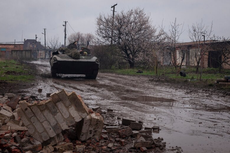 У Бахмуті тривають криваві вуличні бої, росіян не пускають на Часів Яр та Костянтинівку, - ЗСУ 13